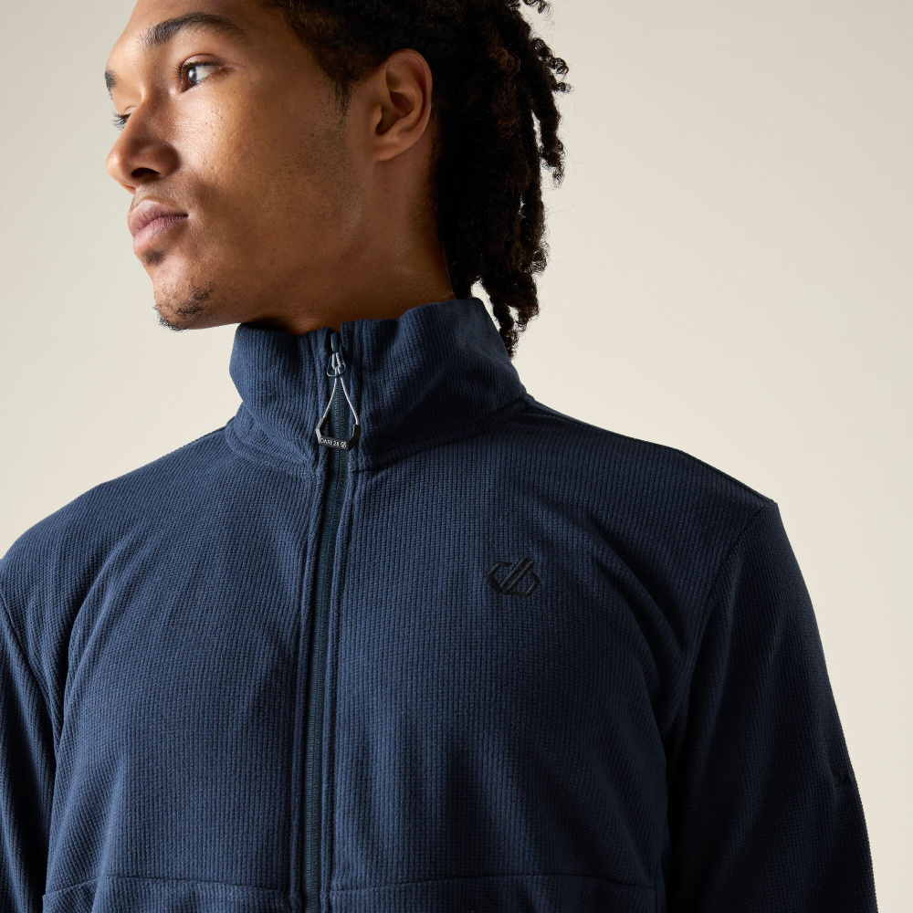 detail DARE2B Arising blaue Fleecejacke mit antibakterieller Ausrüstung für langanhalte