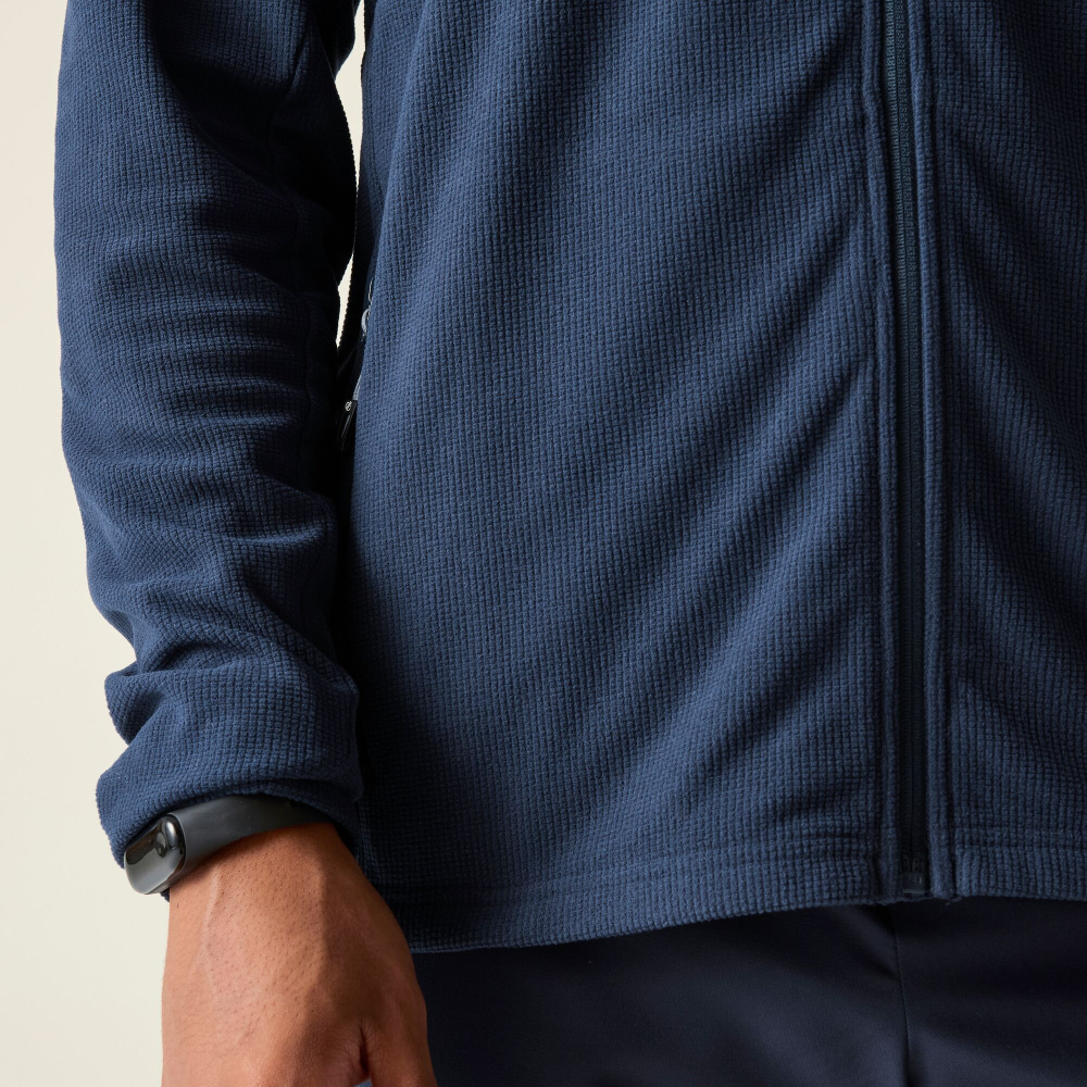 detail DARE2B Arising blaue Fleecejacke mit antibakterieller Ausrüstung für langanhalte