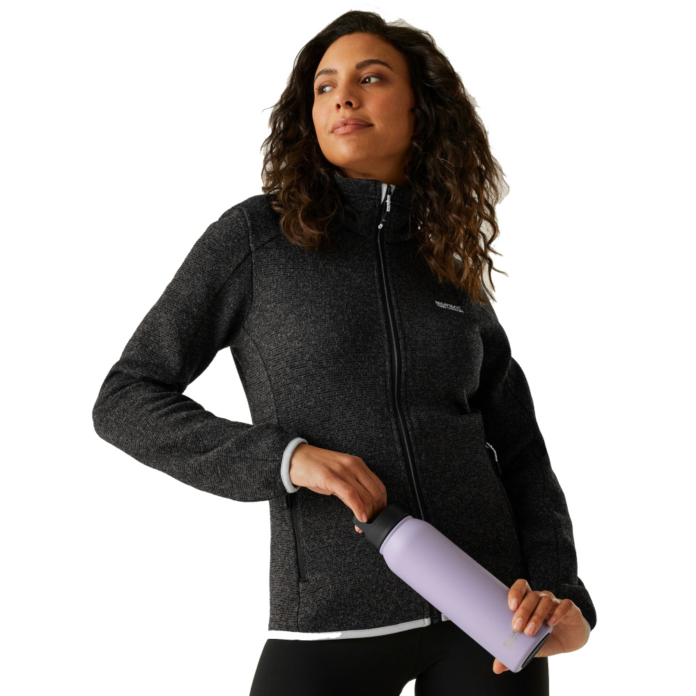 detail REGATTA Newhill schwarze Damen Outdoorjacke modern und bequem