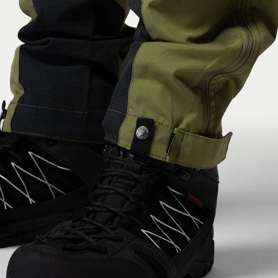 detail Beyond Nordic Sweden grüne Herren Outdoorhose stretch bequem wasserabweisend