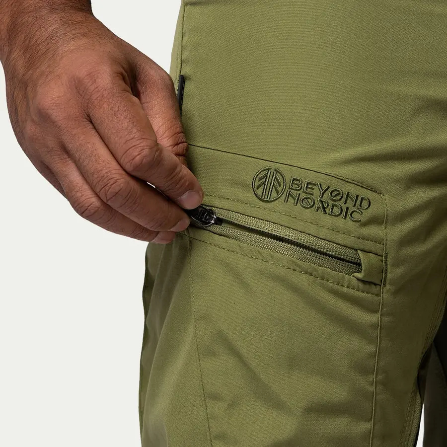 detail Beyond Nordic Sweden grüne Herren Outdoorhose stretch bequem wasserabweisend