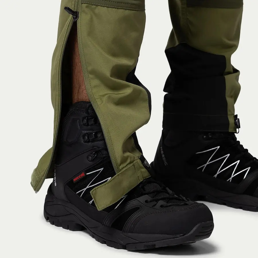 detail Beyond Nordic Sweden grüne Herren Outdoorhose stretch bequem wasserabweisend