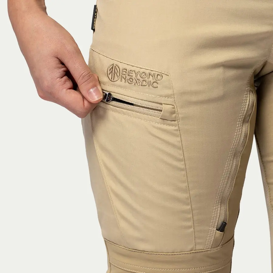 detail Beyond Nordic Sweden beige Damen Outdoorhose stretch bequem wasserabweisend