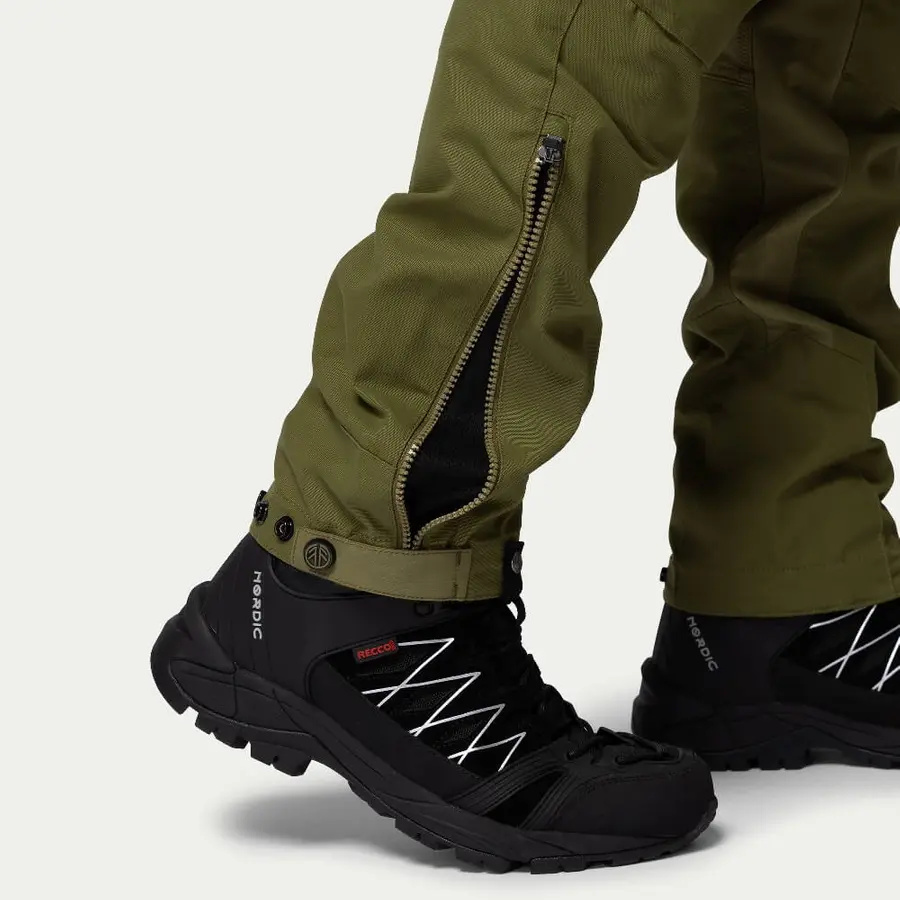 detail Beyond Nordic Sweden grüne Herren Outdoorhose stretch bequem wasserabweisend