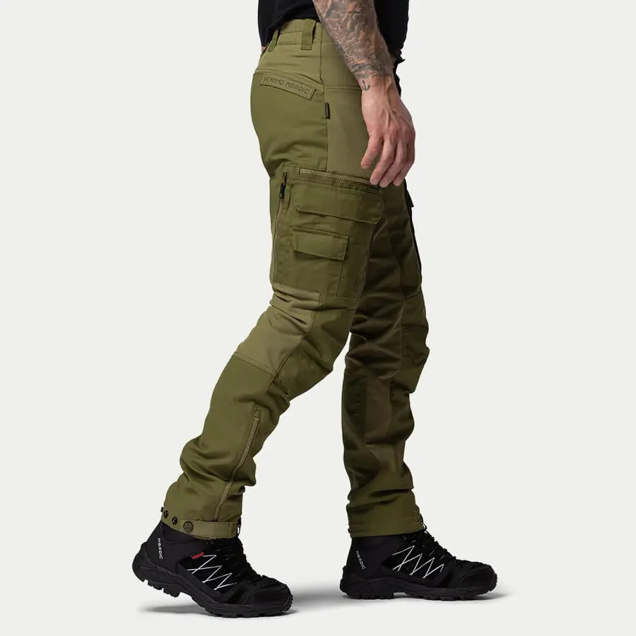 detail Beyond Nordic Sweden grüne Herren Outdoorhose stretch bequem wasserabweisend