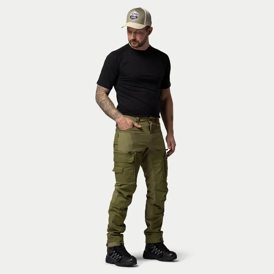 detail Beyond Nordic Sweden grüne Herren Outdoorhose stretch bequem wasserabweisend