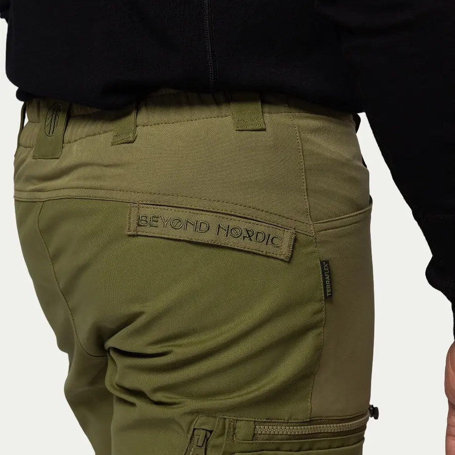 detail Beyond Nordic Sweden grüne Herren Outdoorhose stretch bequem wasserabweisend