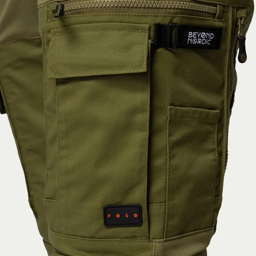 detail Beyond Nordic Sweden grüne Herren Outdoorhose stretch bequem wasserabweisend